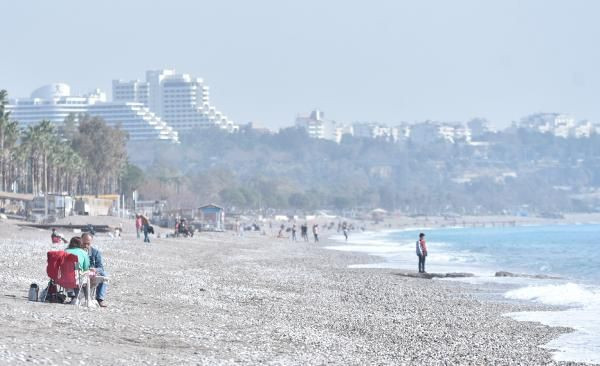 Antalya'da salgın unutuldu! Güneşi gören plajlara akın etti - Resim: 4