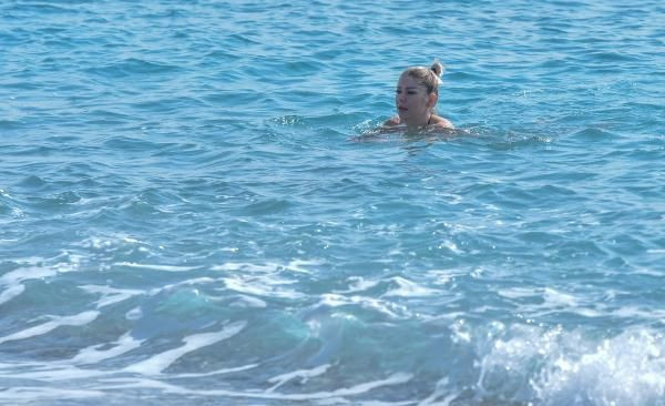 Antalya'da salgın unutuldu! Güneşi gören plajlara akın etti - Resim: 2