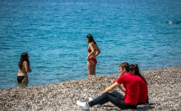 17 günlük kapanma öncesi Antalya'da plajlar doldu taştı! Denizin keyfini çıkardılar - Resim: 3