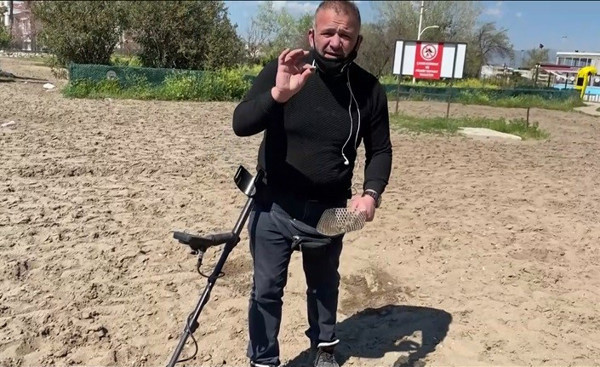 Herkes ona soruyor! Bursa'da plajlarda altın arıyor buldukları görenleri şaşırttı - Resim: 1