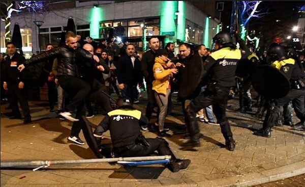Türkler Hollanda polisini böyle yere serdi! - Resim: 2