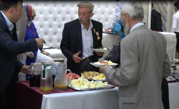 Protokole garsonlu, gazilere self servis - Resim: 3