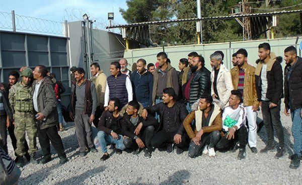 Resulayn'a dönen Suriyelilerin büyük sevinci Türk askerini öptü - Resim: 1