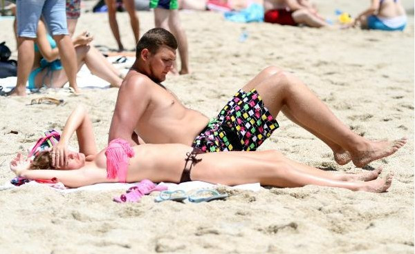 Antalya plajları turistlere kaldı! Yerliler çekildi - Resim: 1