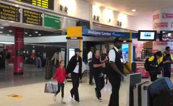 Deniz Akkaya, VİP hizmeti kullanan Ebru Gündeş'i bombaladı! - Resim: 1