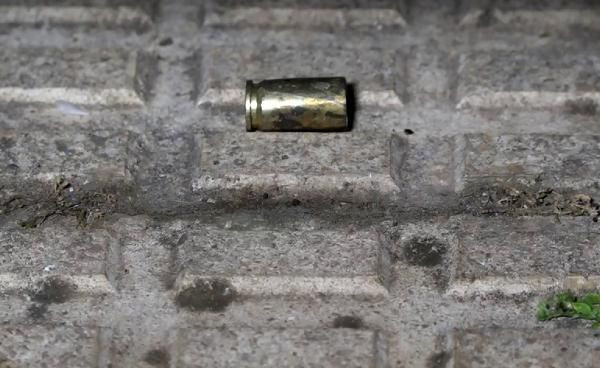 Çifte tabancayla havaya ateş edip, çamaşır suyuyla dükkanı yakmaya çalıştı - Resim: 1