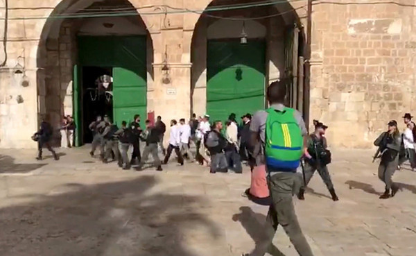 Fanatik Yahudilerden Mescid-i Aksa'ya baskın - Resim: 1