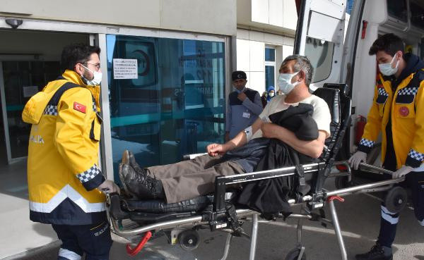 Sivas'ta bu kez erkeğe şiddet: Sopa ve satırla kocasına saldırdı - Resim: 0