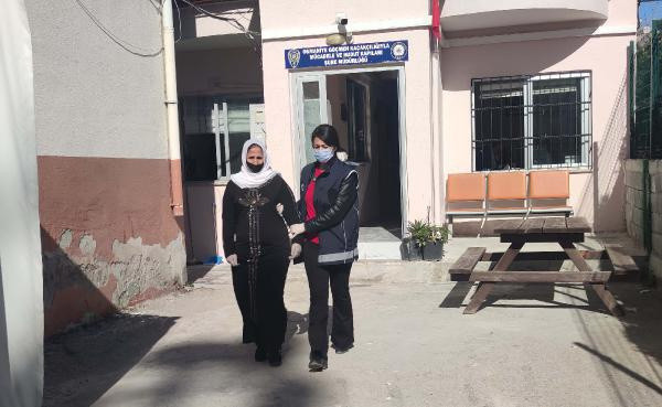 Bulaşıcı hastalık taşıma tehdit koduyla Türkiye’ye giriş yasağı bulunan Suriyeli kadın yakalandı - Resim: 0