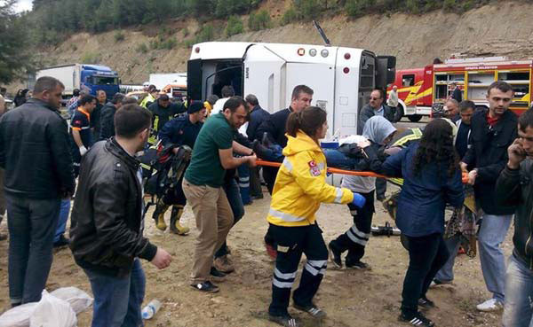 Yolcu otobüsü devrildi: 3 ölü - Resim: 2