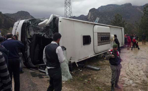 Yolcu otobüsü devrildi: 3 ölü - Resim: 3