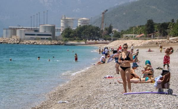 Antalya'da turistler denizin keyfini çıkardı! Sahile akın ettiler - Resim: 1