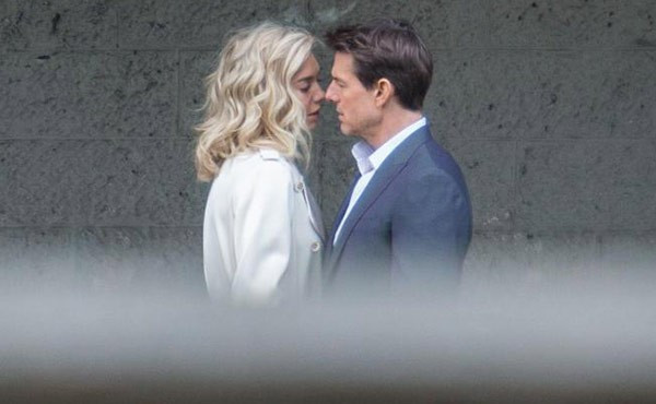 Ünlü oyuncu 24 yaş küçük güzelle dudak dudağa yakalandı! - Resim: 4