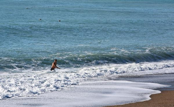 Biri denize giriyor diğeri kayak yapıyor şehir sizi şoke edecek! - Resim: 4