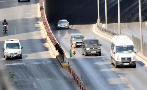 Kadın yol ortasında soyundu - Resim: 4