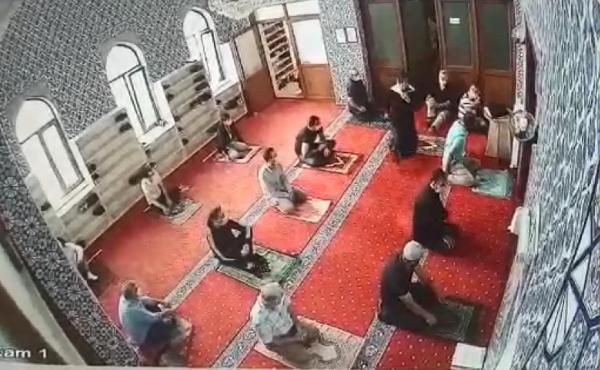 Eskişehir'de 'cami benim' diyen kadın erkek bölümünde namaz kılıyor cemaati kaçırdı - Resim: 4