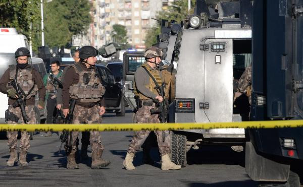 Diyarbakır'da PKK'nın hücre evine operasyon: 1 şehit - Resim: 1