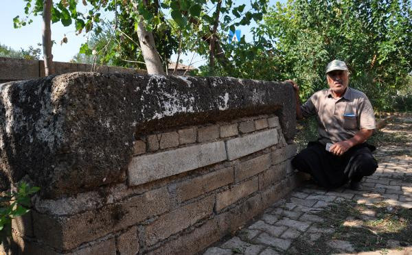 Camideki musalla taşı Roma dönemine ait lahit çıktı! Gözü gibi koruyor - Resim: 0