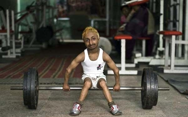 Dünyanın en kısa adamı ama bakın ne yapıyor? - Resim: 1