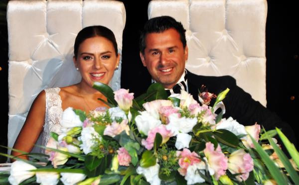 Öpücük kavgası uçağı geri döndürdü! - Resim: 3