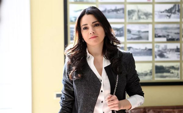 Özgü Namal'dan muhabirlere sert tepki! Görüntülendiğini fark edince çıldırdı - Resim: 2