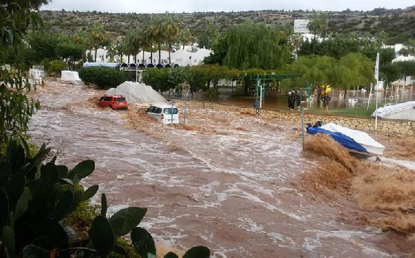 Geceden beri yağıyordu: Araçlar sele kapıldı! - Resim: 1