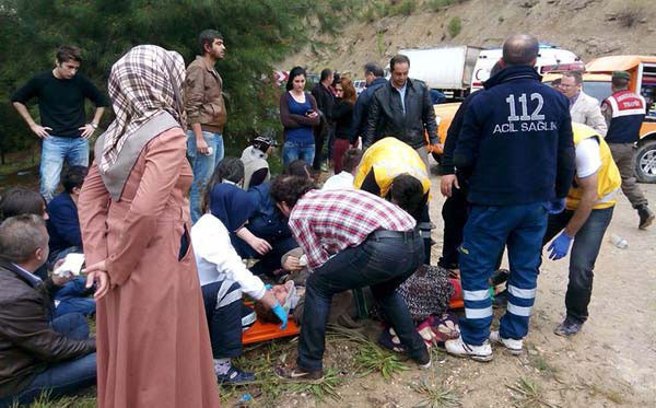 Yolcu otobüsü devrildi: 3 ölü - Resim: 4