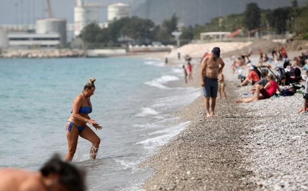 Salgını umursamadılar! Antalya'da plajlar turistlerle doldu taştı - Resim: 3