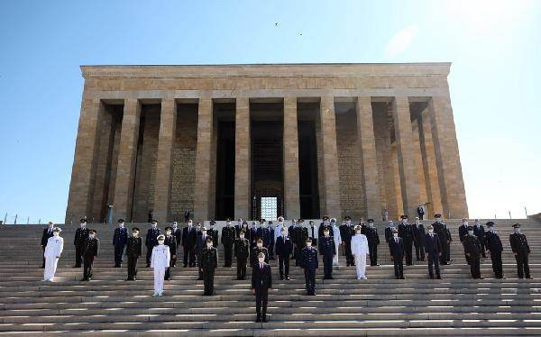 Bakan Hulusi Akar'dan OYAK Genel Kurulu öncesi Anıtkabir'e ziyaret - Resim: 0