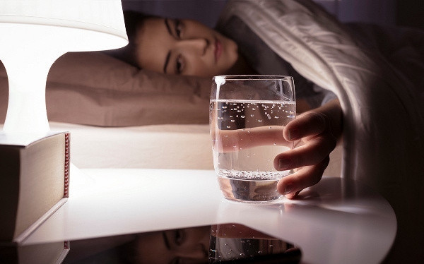 Geceleri baş ucunuzda duran suyu sakın içmeyin! Tehlike saçıyor... - Resim: 0