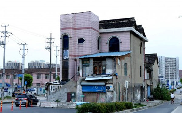 Kapısının önünde koli buldu içindeki bebeği evlat edinince bakın ne oldu - Resim: 2