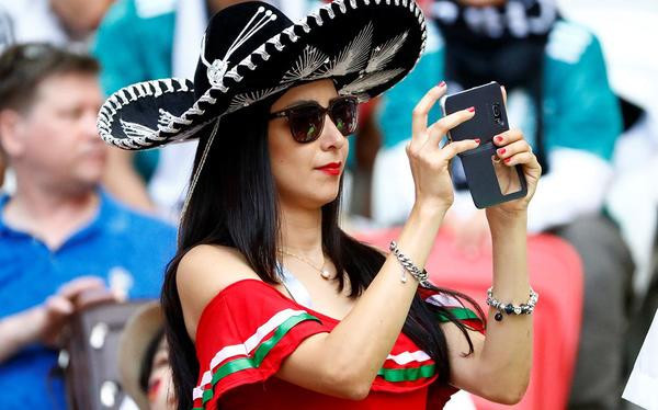 Tribünde olay oldular! Meksikalı o güzel... - Resim: 4