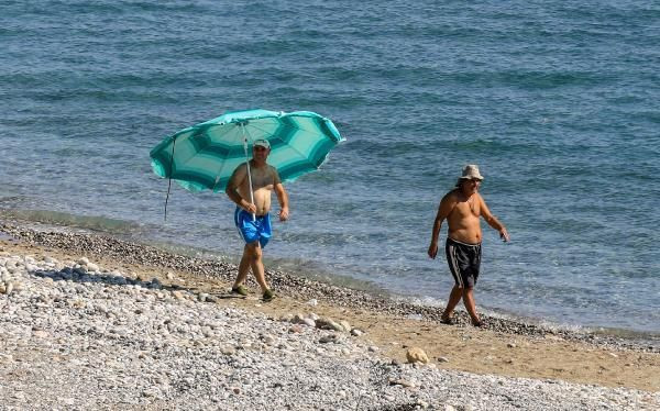 Sıcaklık 35 dereceye çıktı! Dünyaca ünlü Konyaaltı Sahili doldu taştı - Resim: 4