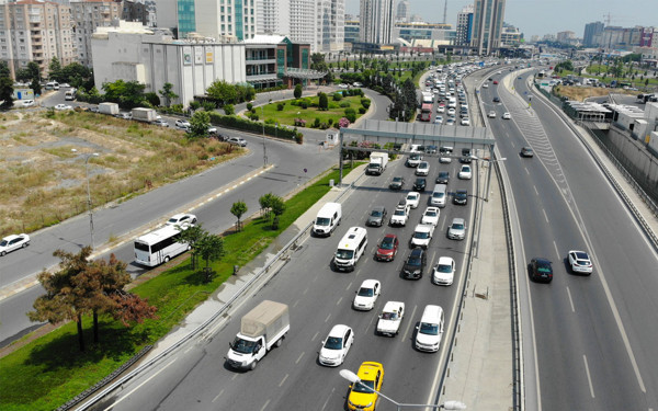 Tatilcilerin dönüşü başladı! İstanbul'da trafik durma noktasına geldi - Resim: 0