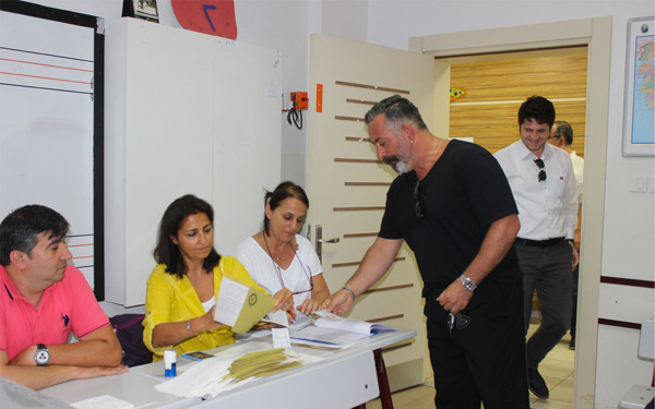 Cem Yılmaz yine yaptı yapacağını! Sandık görevlilerini kahkahaya boğdu - Resim: 0