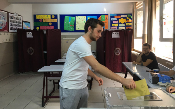 Oyunu kullanan Demet Akbağ'dan görevliden ilginç istek - Resim: 0