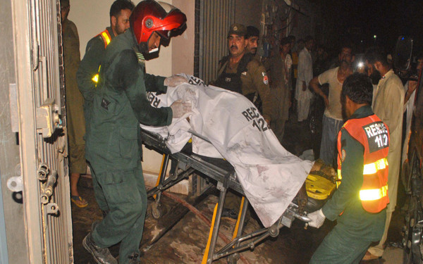 Pakistan'da ailesini kurşuna dizdi sonra evi ateşe verdi - Resim: 0