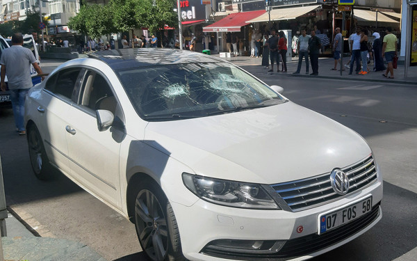Yer Antalya! Bıçak ve sopalarla birbirlerine girdiler - Resim: 0