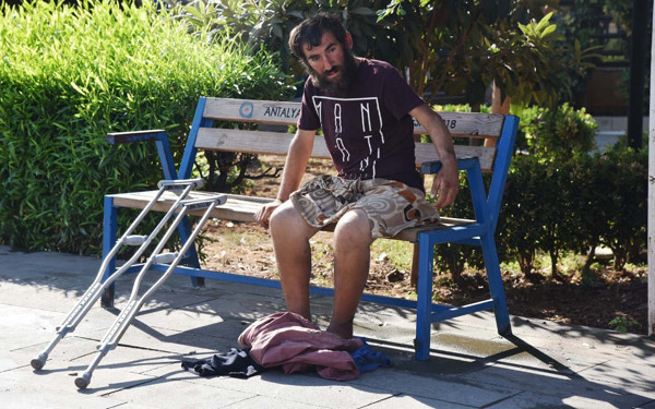 Antalya'da böylesi görülmedi! Çıplak şekilde geziyor tuvaletini yapıp üzerine yatıyor - Resim: 0