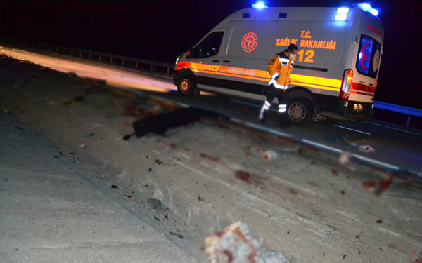 Konya'da bariyere ok gibi saplandı! Cesedi paramparça oldu etrafa saçıldı - Resim: 1