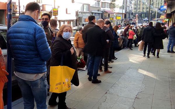 İstanbul'da vatandaşlar uzun kuyruklar oluşturdu: Bu kuyrukta beklemeye değer - Resim: 0