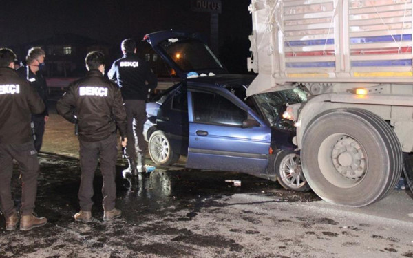 Kocaeli'de ışıklarda bekleyen araçları fark etmedi! TIR'ın altına girdi - Resim: 0