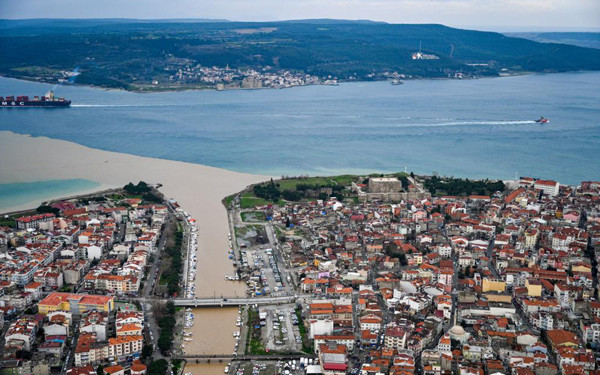Çanakkale'de görenler hayrete düştü! Boğaz kahverengiye döndü - Resim: 1