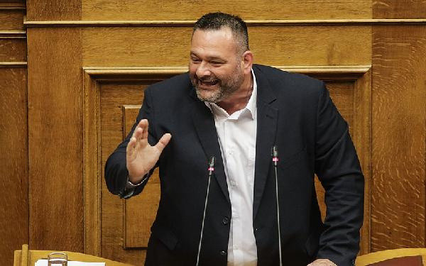 Türk bayrağını yırtan Yunan milletvekiline büyük şok! 658 oyla kaldırıldı - Resim: 0