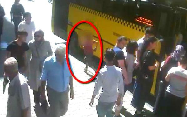 Otobüslerde yankesicilik yapan çocuk kameraya yakalandı! - Resim: 2