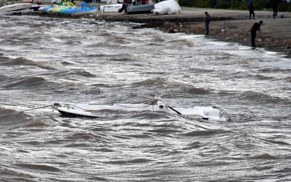 Tekneler battı: Deniz renk değiştirdi! Şimdi de Marmaris'te... - Resim: 2