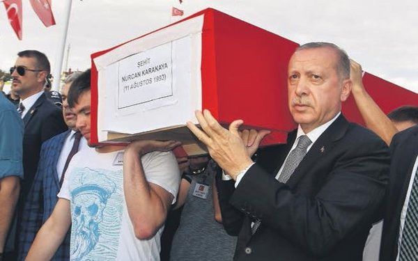 Şehit bebeğini elleriyle mezara koydu yok böyle acı - Resim: 1