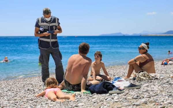 Polis Konyaaltı Sahili'nde yerleşik yabancı turist aradı! Hepsi tek tek kontrol edildi - Resim: 1