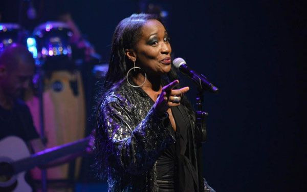 ABD'li şarkıcı Della Miles sahnede 'Dom Dom Kurşunu' şarkısını söyledi! Sosyal medya yıkıldı - Resim: 3