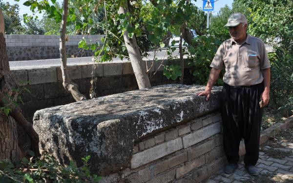 Camideki musalla taşı Roma dönemine ait lahit çıktı! Gözü gibi koruyor - Resim: 2